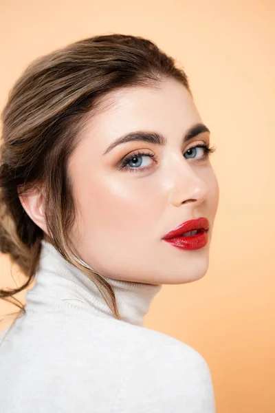 Retrato Mulher Sensual Com Lábios Vermelhos Olhando Para Câmera Isolada — Fotografia de Stock