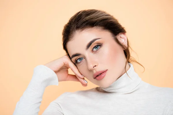 Stylish Woman Turtleneck Looking Camera While Touching Face Isolated Peach — Stock Photo, Image