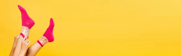 Frau Legt Rosa Socken Beine Banner Auf Gelb — Stockfoto