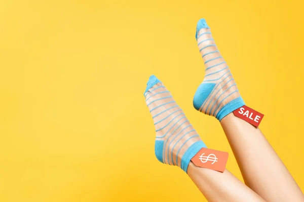 靴下やドル記号と黄色に隔離された販売の単語を持つタグで女性の足の作物ビュー — ストック写真