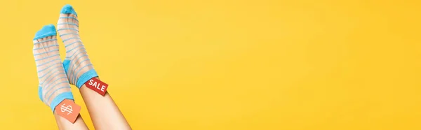Женские Ноги Носках Бирках Символом Доллара Слово Продажи Изолированы Желтый — стоковое фото