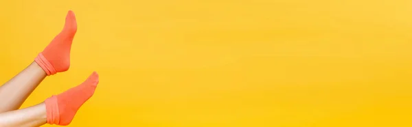 Жіночі Ноги Яких Помаранчевих Шкарпетках Ізольовані Жовтому Фоні Банер — стокове фото