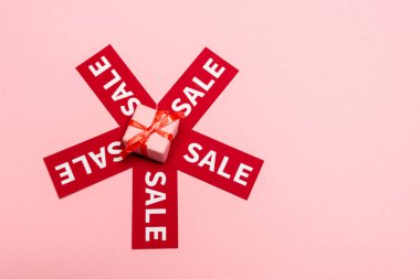 Pembe, siyah cuma konsepti üzerinde satılık harflerle birlikte küçük etiketlerin üst görünümü 