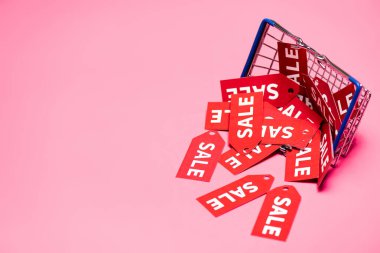 Pembe, siyah cuma konsepti üzerine alışveriş sepetinin yanındaki etiketler. 