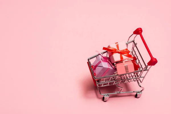Hoge Hoek Weergave Van Speelgoed Winkelwagentje Met Cadeautjes Roze Zwarte — Stockfoto