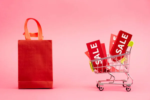 Etiquetas Vermelhas Com Letras Venda Carrinho Compras Perto Saco Papel — Fotografia de Stock