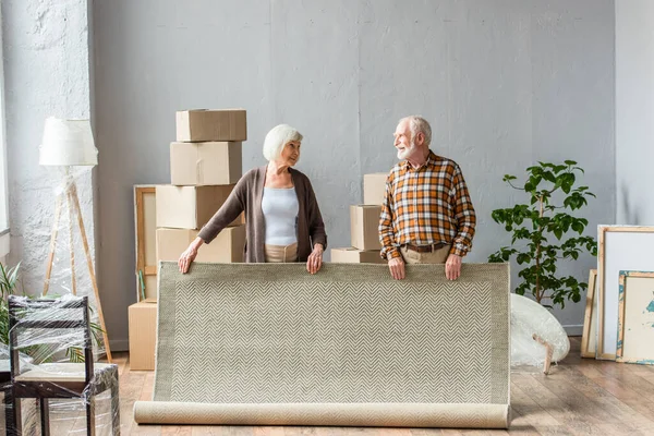 Senior Par Rullande Matta Och Titta Varandra Med Lådor Ramar — Stockfoto