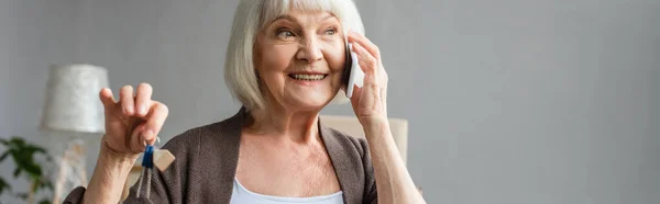 Plano Panorámico Mujer Mayor Feliz Hablando Por Teléfono Sosteniendo Las —  Fotos de Stock