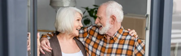 Plano Panorámico Risa Pareja Ancianos Mirándose Uno Otro Mudarse Casa —  Fotos de Stock