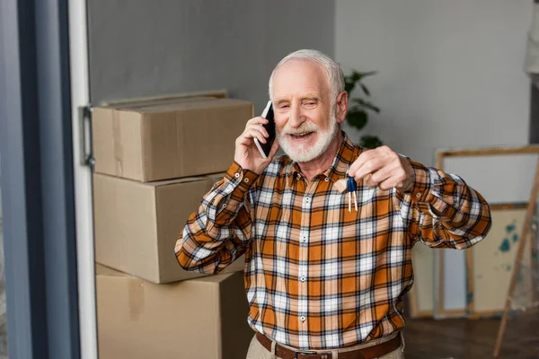 Homem Sênior Feliz Falando Telefone Segurando Chaves Casa Nova Conceito — Fotografia de Stock