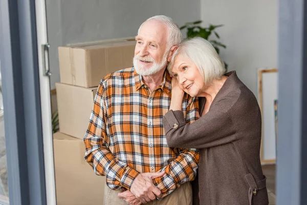 Mulher Sênior Alegre Apoiando Ombro Marido Nova Casa — Fotografia de Stock