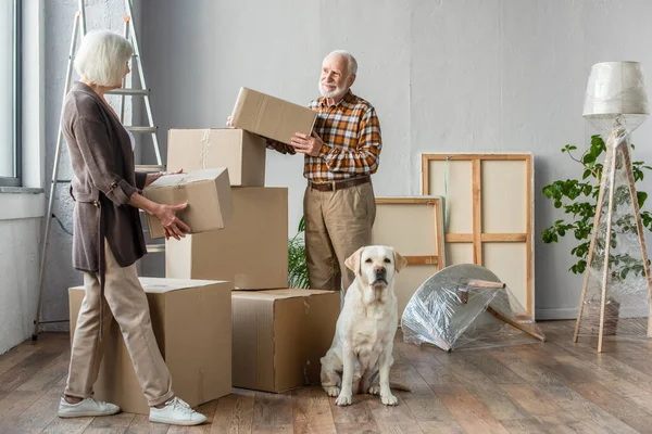 Ganzkörperansicht Eines Älteren Ehepaares Das Pappkartons Neuen Haus Hält Während — Stockfoto