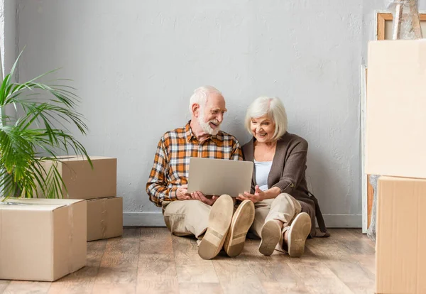 Happy Senior Couple Using Laptop Sitting Floor Moving Concept — Stock Photo, Image