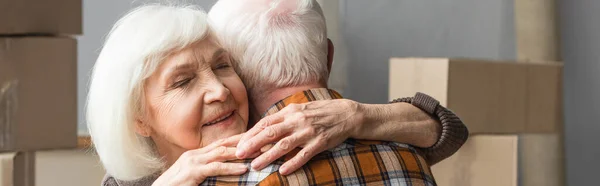 Colpo Panoramico Donna Anziana Con Gli Occhi Chiusi Abbracciando Marito — Foto Stock
