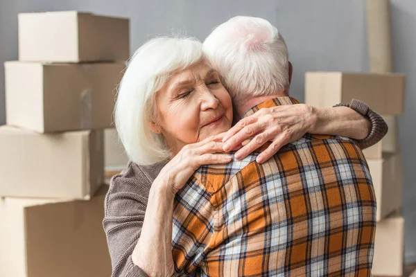 Senior Vrouw Met Gesloten Ogen Knuffelen Man Nieuw Huis Bewegend — Stockfoto