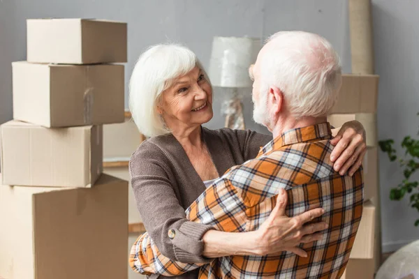 Gelukkig Senior Paar Knuffelen Kijken Naar Elkaar Nieuw Huis — Stockfoto