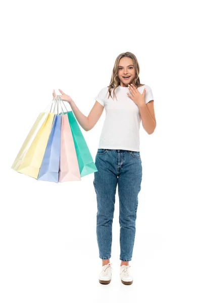 Mujer Joven Emocionada Sosteniendo Coloridas Bolsas Compras Mirando Cámara Aislada — Foto de Stock