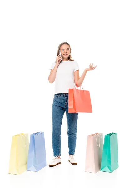 Nöjd Kvinna Talar Smartphone Nära Färgglada Shoppingpåsar Isolerade Vitt — Stockfoto