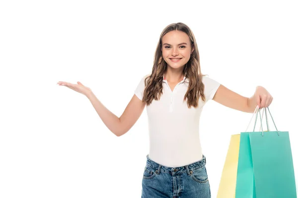 Mulher Satisfeita Apontando Com Mão Segurando Sacos Compras Isolados Branco — Fotografia de Stock