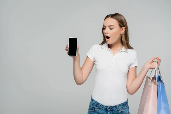 Donna Scioccata Guardando Smartphone Con Schermo Bianco Tenendo Borse Della — Foto Stock