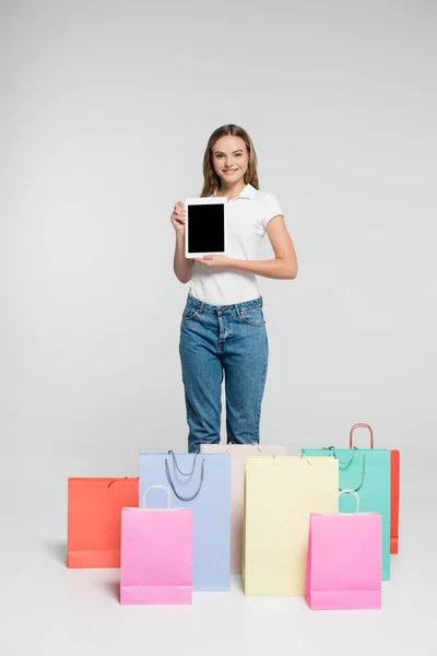 Mujer Alegre Pie Sosteniendo Tableta Digital Con Pantalla Blanco Cerca — Foto de Stock