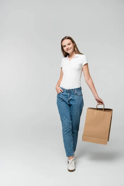 Joyful Young Woman Holding Shopping Bag While Standing Hand Pocket — Stock Photo, Image