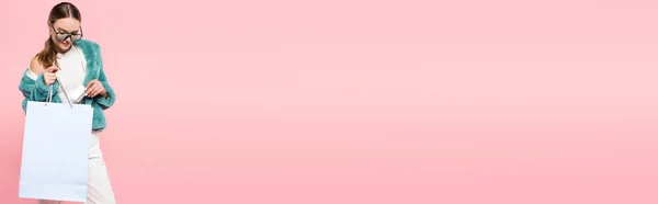 戴着太阳镜 头戴信用卡 头戴粉色黑色星期五概念购物袋的时髦女性的横向形象 — 图库照片