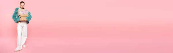 Горизонтальная Концепция Стильной Женщины Солнцезащитных Очках Держащей Коробки Любимой Обувью — стоковое фото