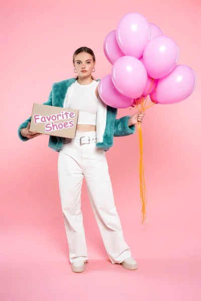 Young Woman Holding Carton Box Favorite Shoes Lettering Balloons While — Stock Photo, Image