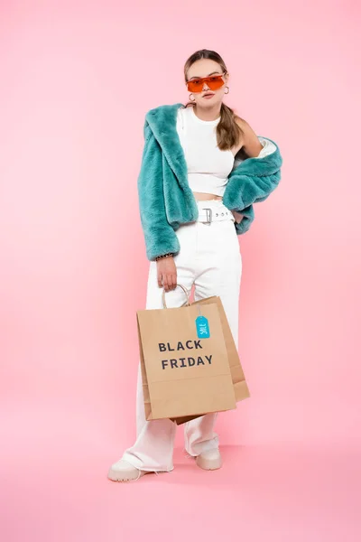 Young Woman Holding Shopping Bag Black Friday Lettering Sale Tag — Stock Photo, Image
