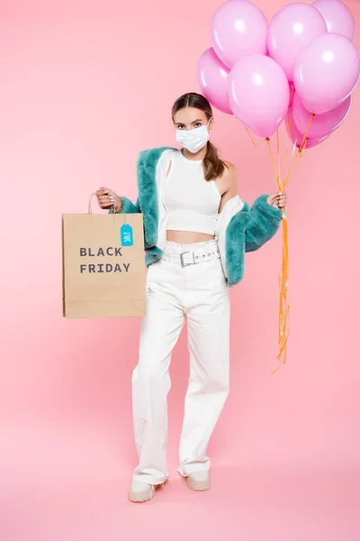 Young Woman Medical Mask Holding Shopping Bag Black Friday Lettering — Stock Photo, Image