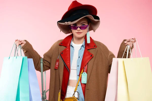 Mulher Moda Óculos Sol Chapéus Com Etiquetas Venda Segurando Sacos — Fotografia de Stock