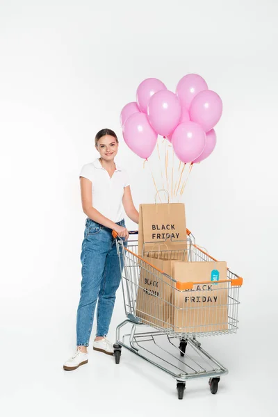 Tevreden Vrouw Buurt Van Kar Met Boodschappentassen Zwarte Vrijdag Belettering — Stockfoto