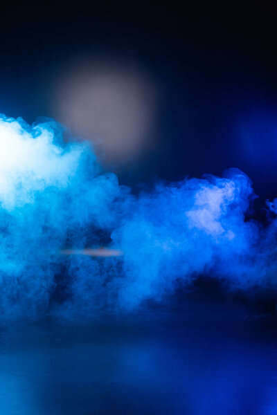 темно-синий фон с дымом и копировальным пространством