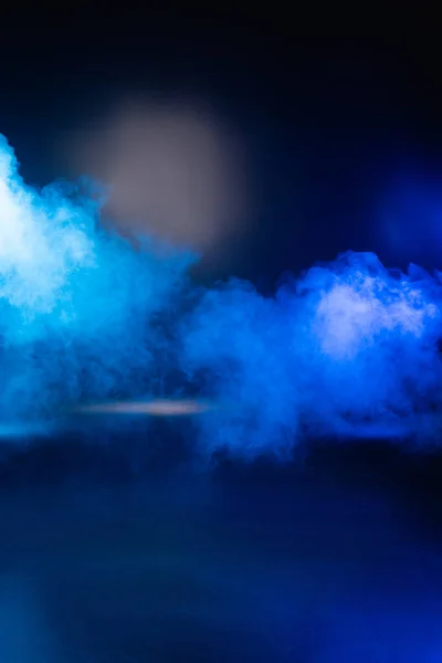 蓝色黑色背景 有烟雾和复制空间 — 图库照片