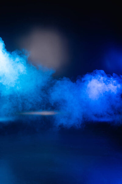синий темный фон с дымом и копировальным пространством