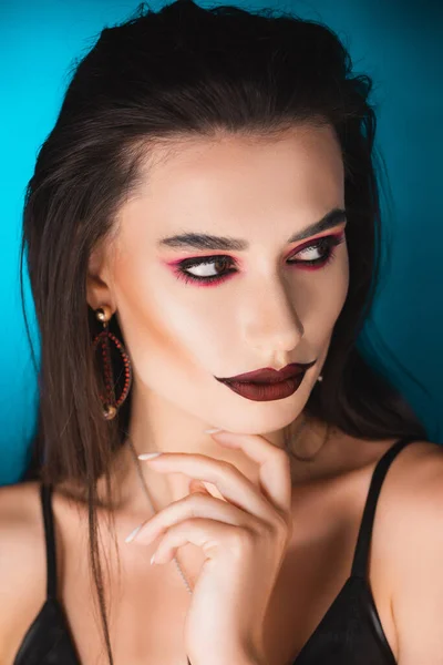 Mujer Joven Con Maquillaje Oscuro Mirando Hacia Otro Lado Azul —  Fotos de Stock