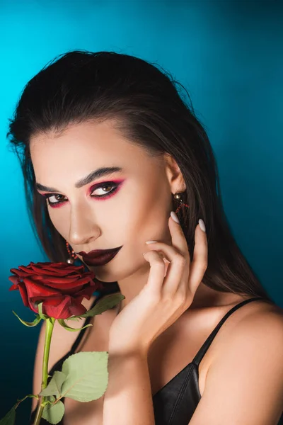 Mujer Joven Con Maquillaje Oscuro Cerca Rosa Roja Azul — Foto de Stock