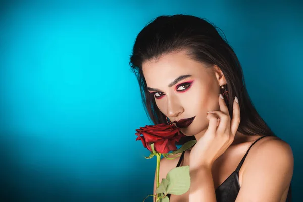 Mujer Joven Con Maquillaje Negro Cerca Rosa Roja Azul — Foto de Stock