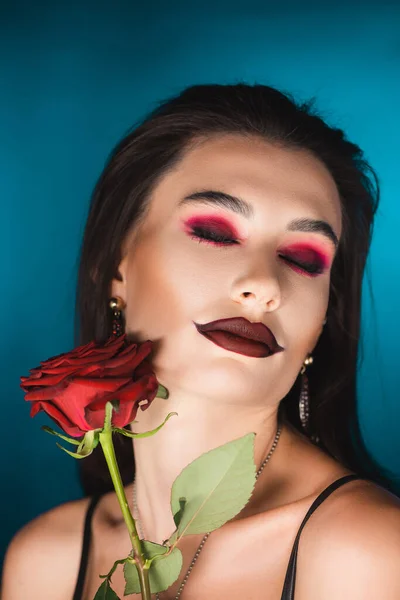 Mujer Joven Con Maquillaje Oscuro Con Los Ojos Cerrados Cerca — Foto de Stock