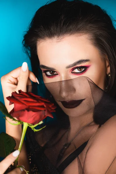 Evil Bride Dark Makeup Holding Rose Looking Camera Veil Blue — Stock Photo, Image