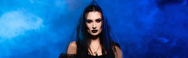 Colheita Panorâmica Mulher Véu Preto Azul Com Fumaça Conceito Halloween — Fotografia de Stock