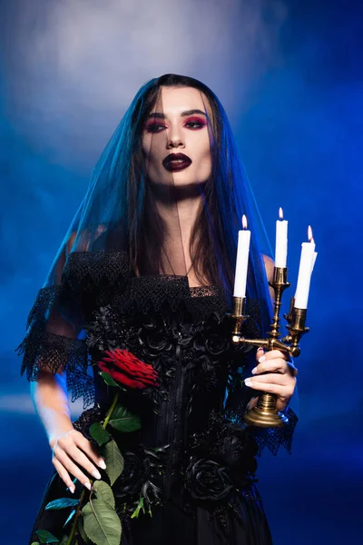 Mulher Morena Vestido Preto Véu Segurando Vermelho Rosa Queimando Velas — Fotografia de Stock