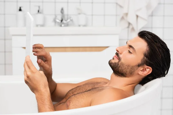 Jovem Usando Tablet Digital Enquanto Toma Banho — Fotografia de Stock