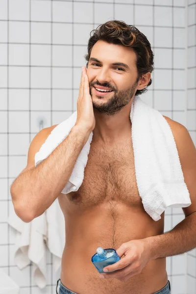 Banyoda Tıraş Losyonunu Sürdükten Sonra Gülümseyen Kaslı Bir Adam — Stok fotoğraf