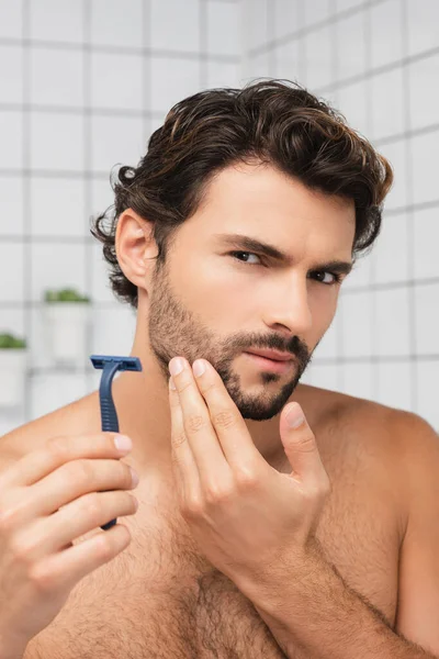 Bearded Man Holding Razor Looking Camera Bathroom — Stock Photo, Image