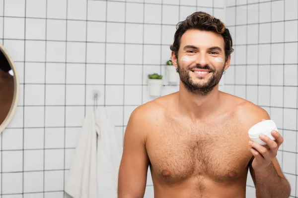 Usmívající Muž Bez Košile Drží Sklenici Kosmetickým Krémem Koupelně — Stock fotografie