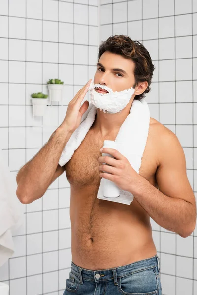 Young Shirtless Man Towel Applying Shaving Foam Looking Camera Bathroom — Stock Photo, Image