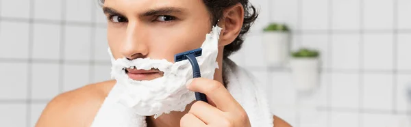 Man Shaving Foam Face Holding Razor Looking Camera Banner — Stock Photo, Image
