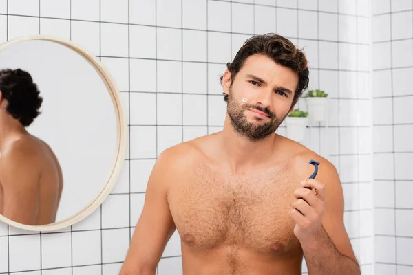 Yanağında Yara Olan Gömleksiz Bir Adam Banyoda Jilet Tutarken Kameraya — Stok fotoğraf